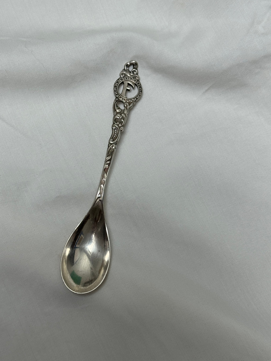 Bague argentée//Lettre F