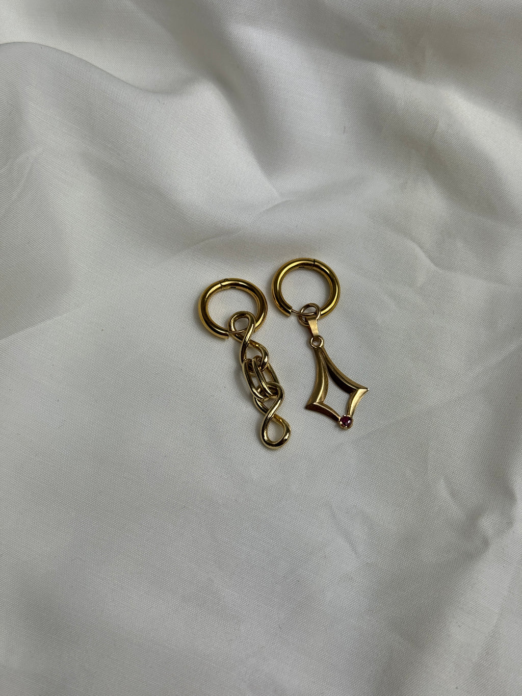 Mono créole dorée & pendentif strass grenade