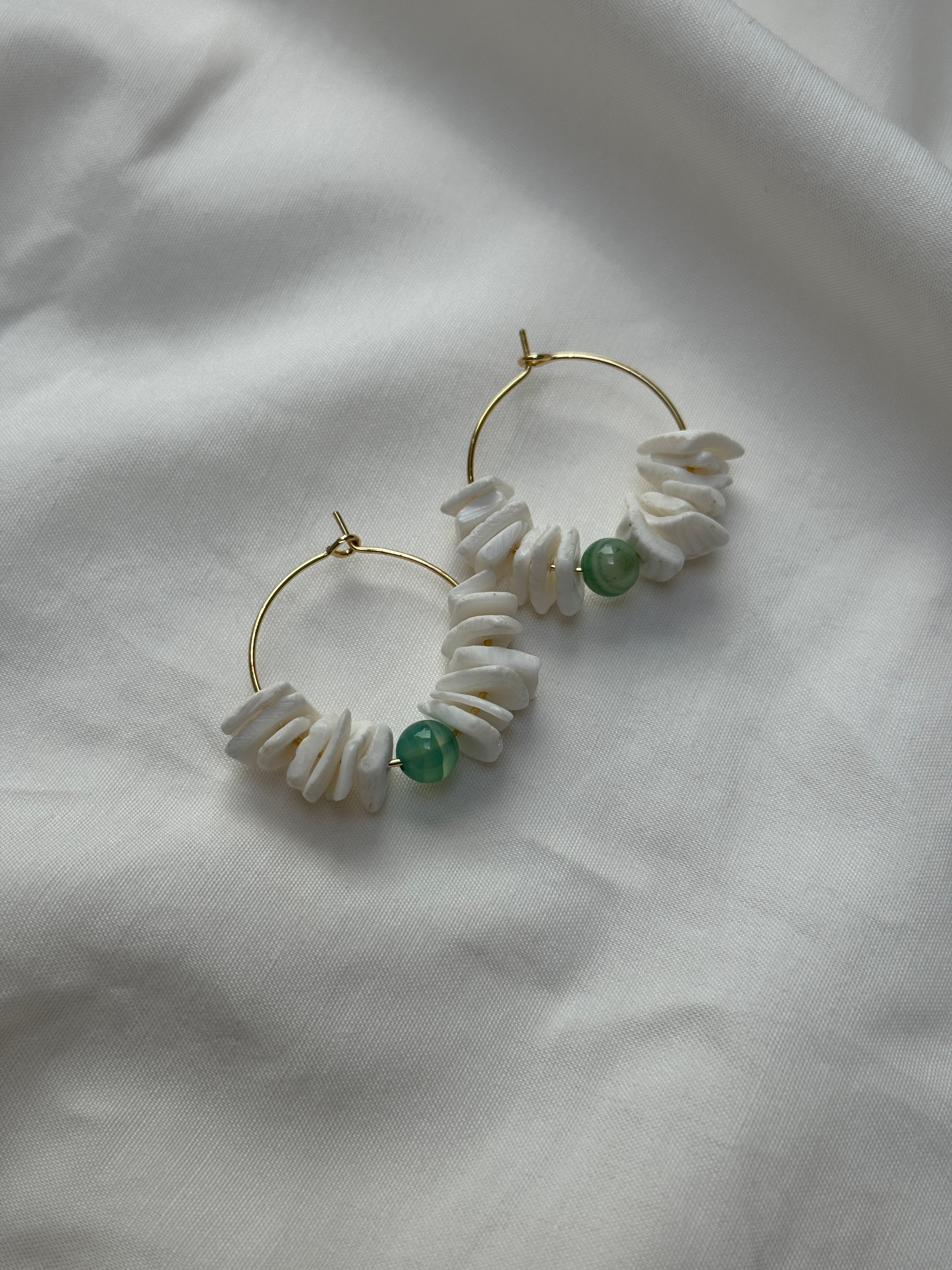 Paire grandes créoles coquillages & perles de jaspe vert