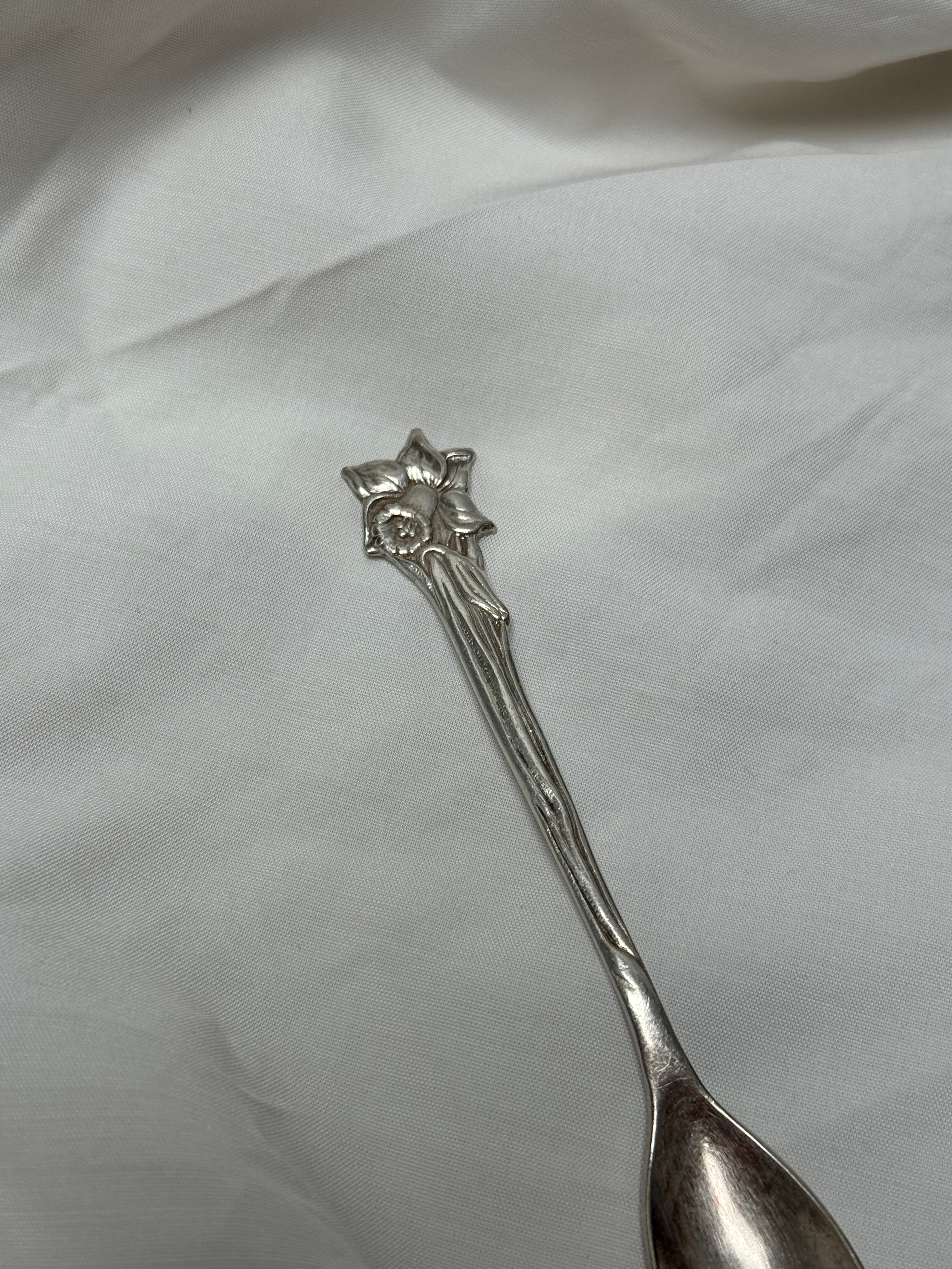 Bague jonquille argentée