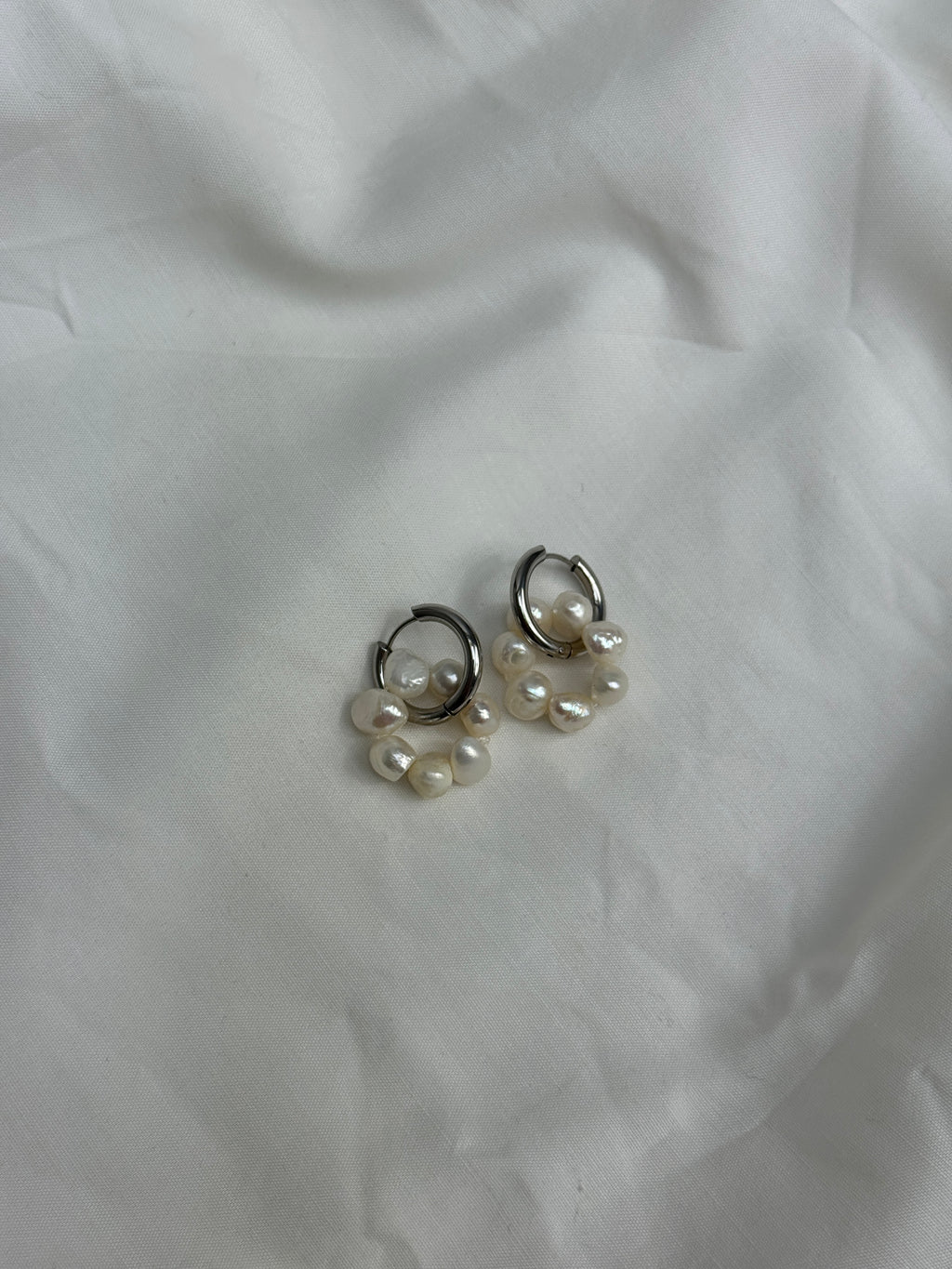 Paire petites créoles argentées & perles d’eau douce