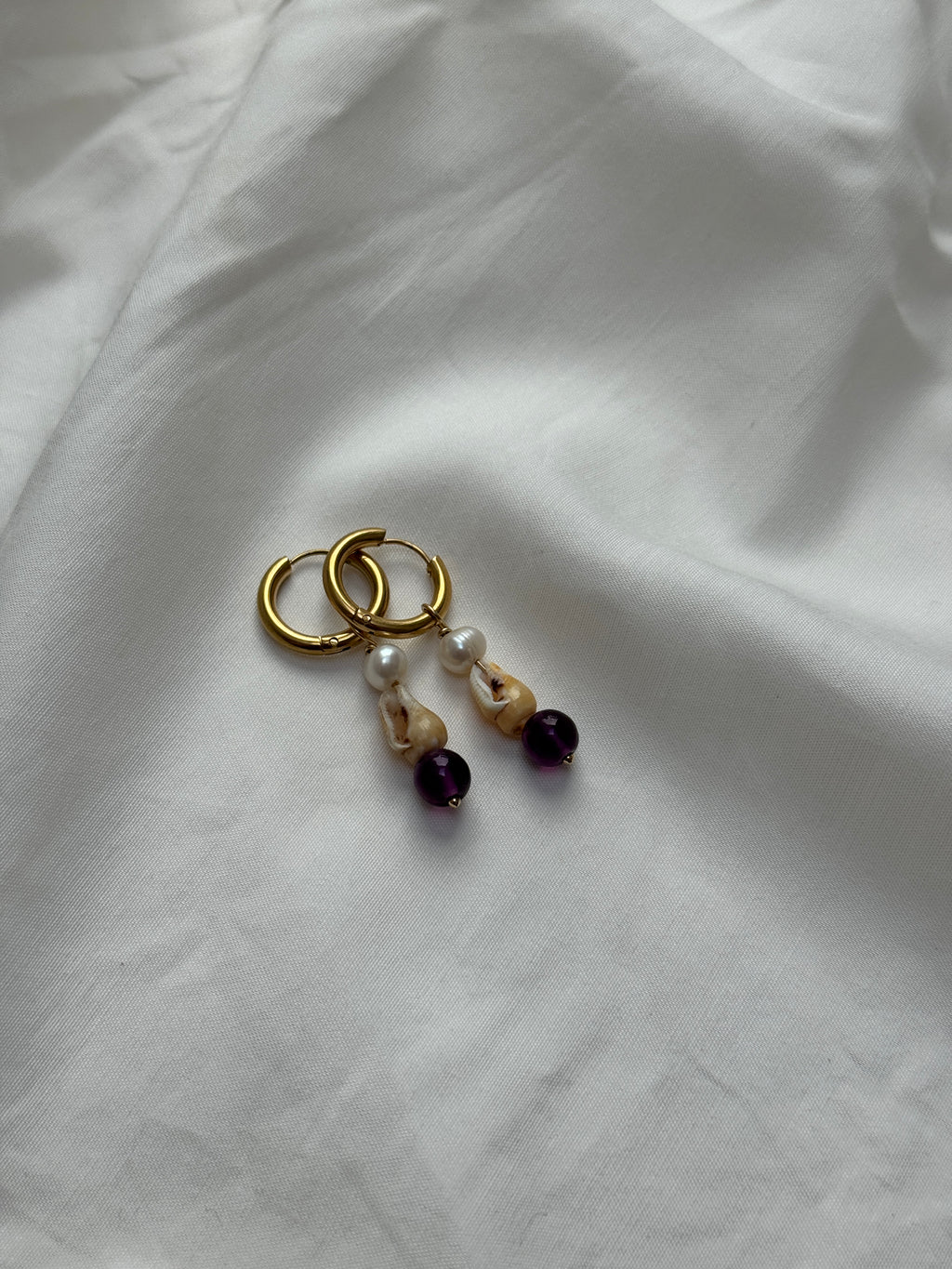 Paire petites créoles dorées coquillages & Améthyste #2