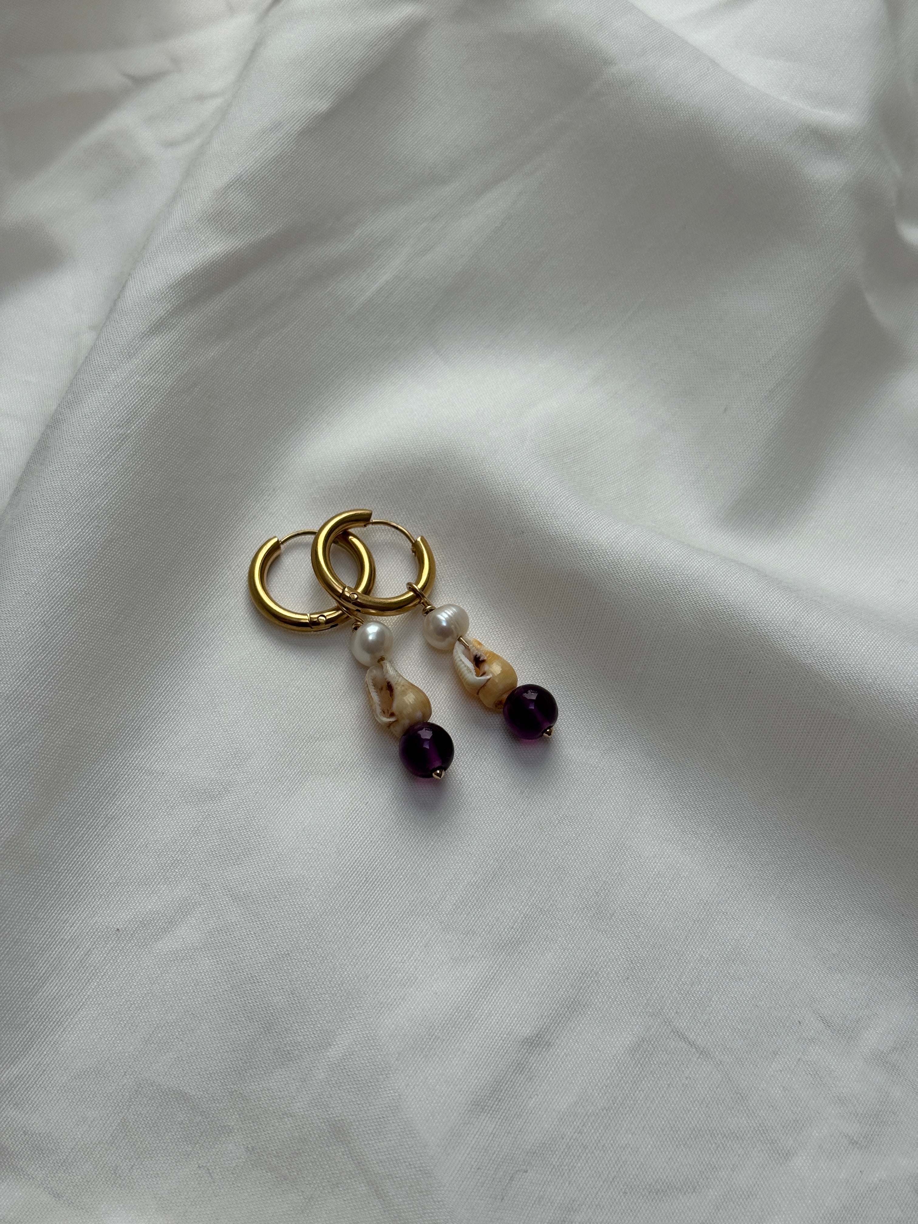 Paire petites créoles dorées coquillages & Améthyste #2