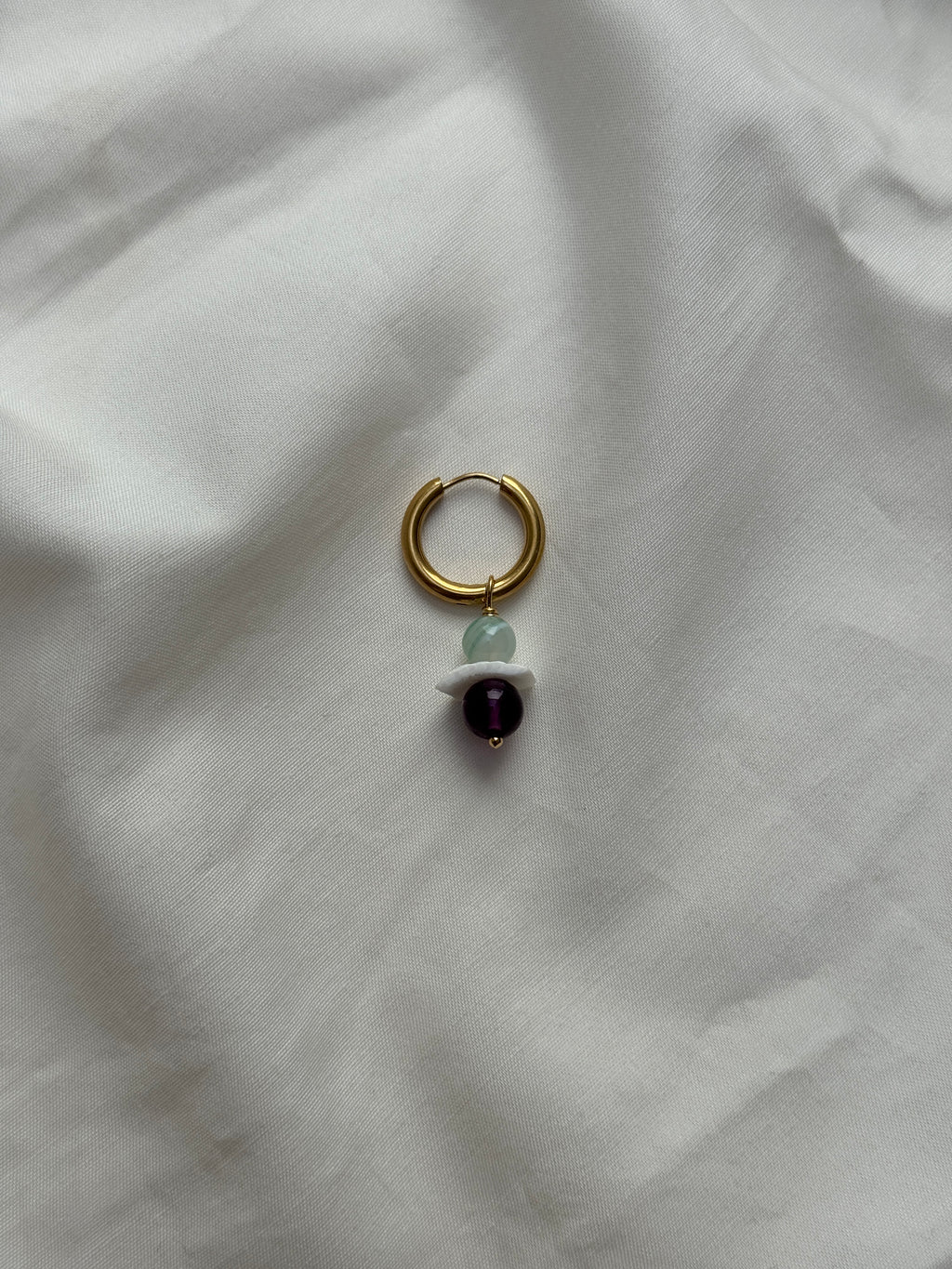 Mono créole dorée perle de jaspe vert, d’améthyste & coquillage #1
