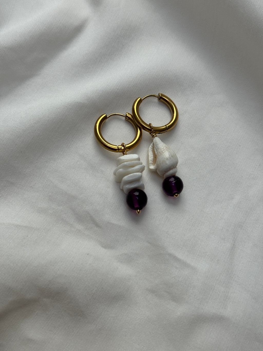 Paire petites créoles dorées coquillages & Améthyste #1