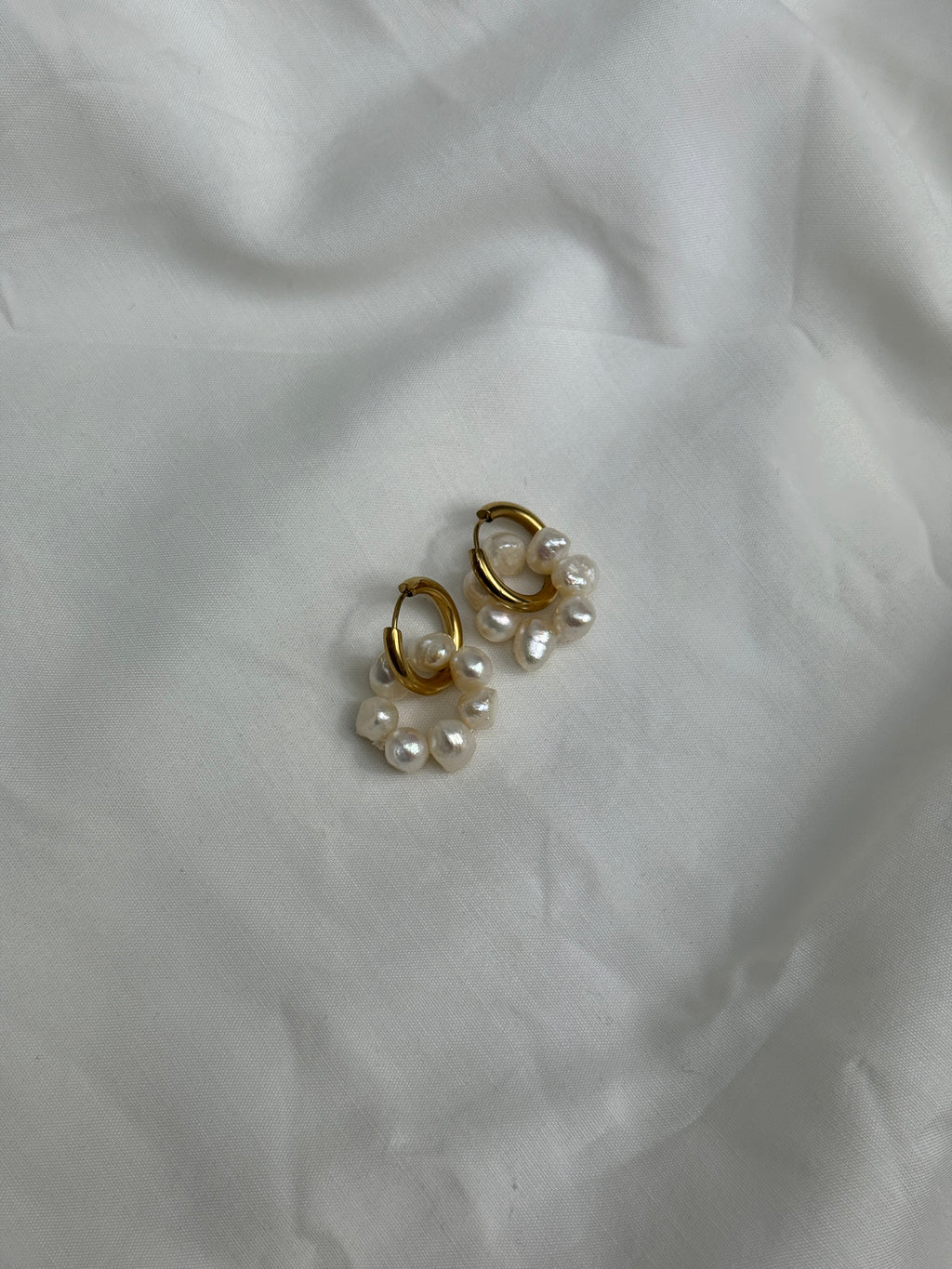 Paire petites créoles dorées & perles d’eau douce