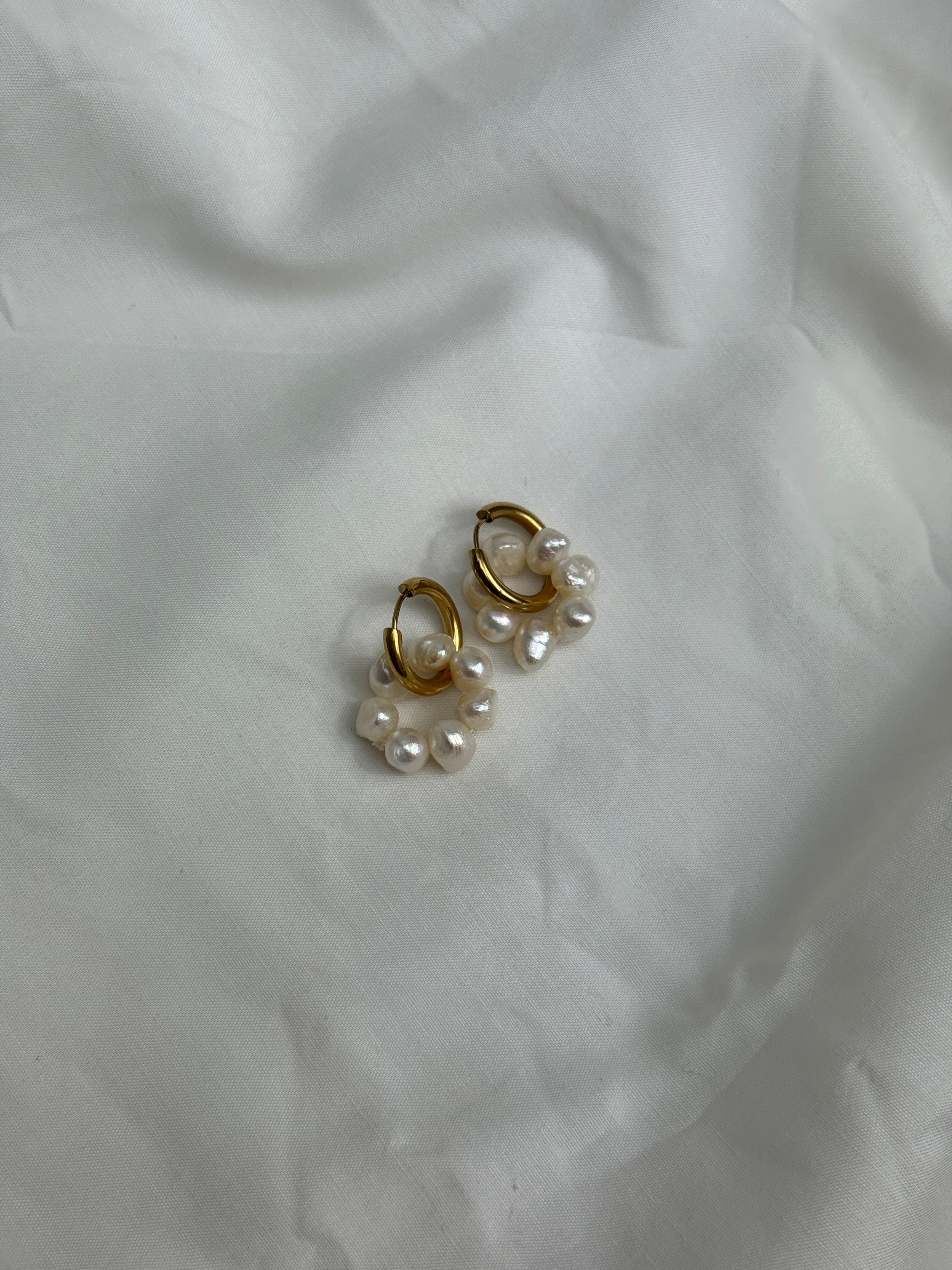 Paire petites créoles dorées & perles d’eau douce