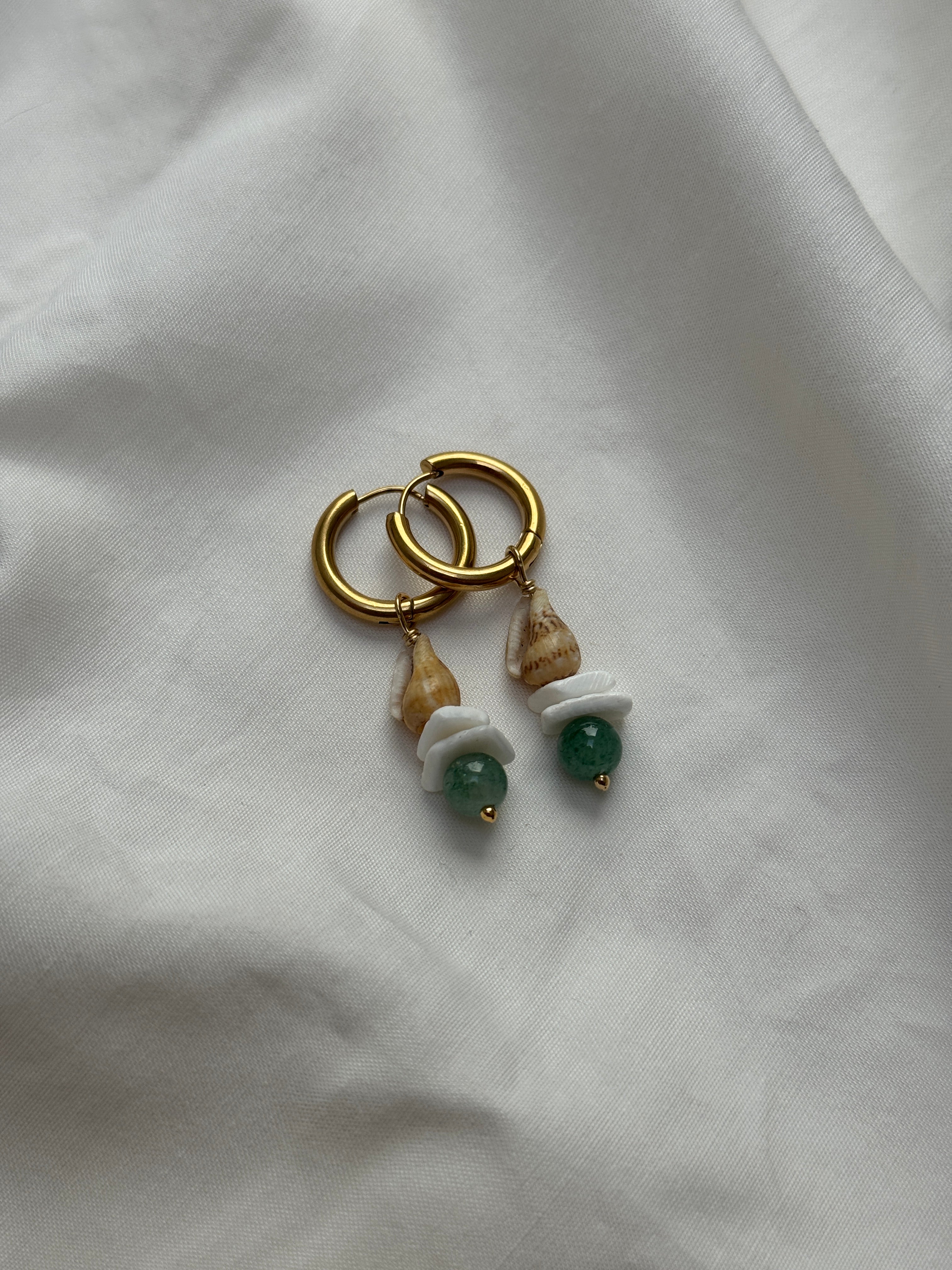 Paire petites créoles dorées coquillages & Jaspe vert #1