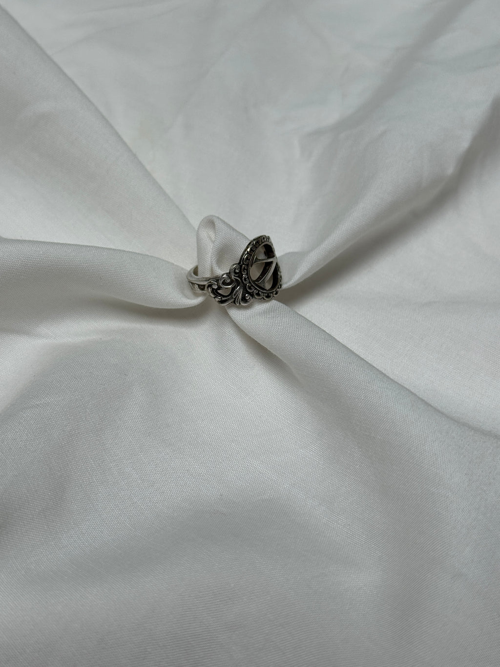 Bague argentée//Lettre V