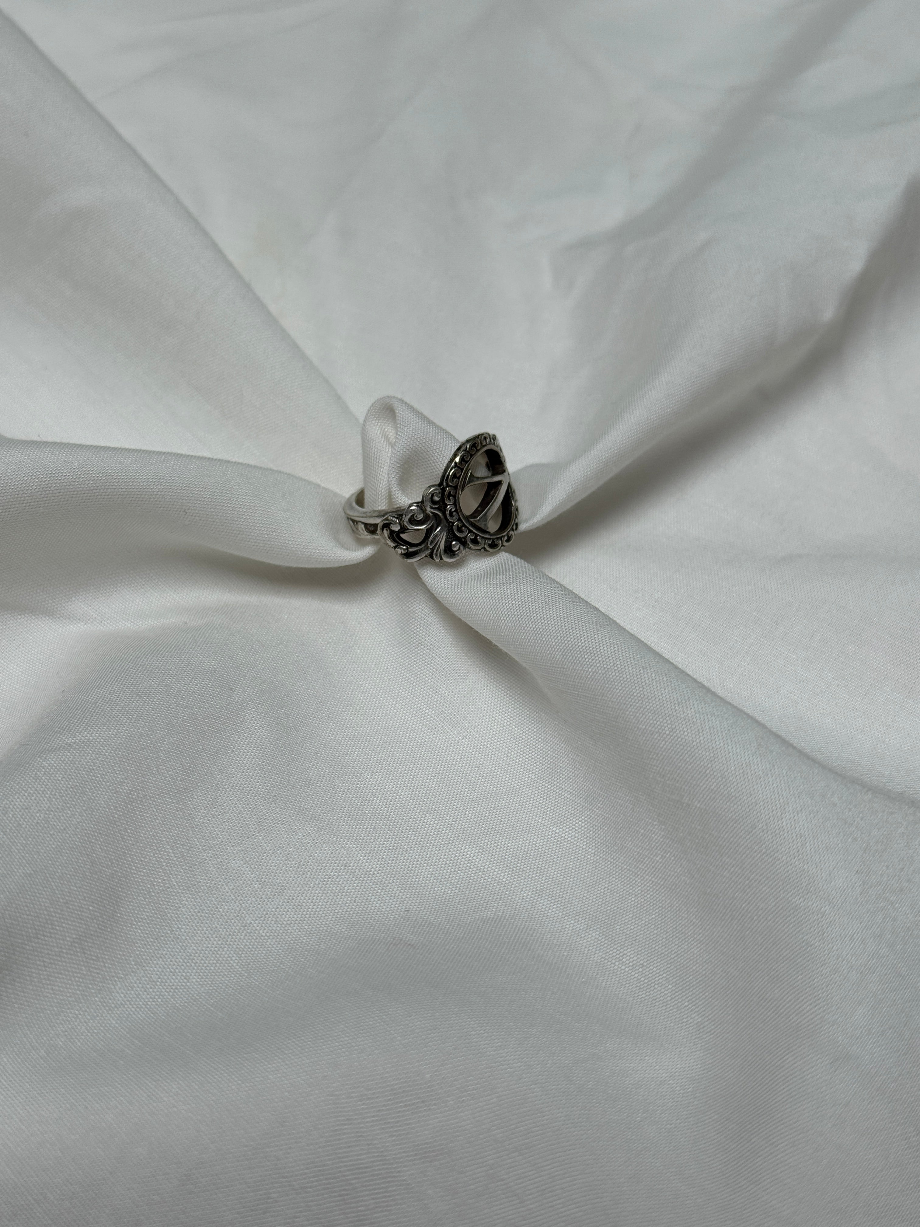 Bague argentée//Lettre V