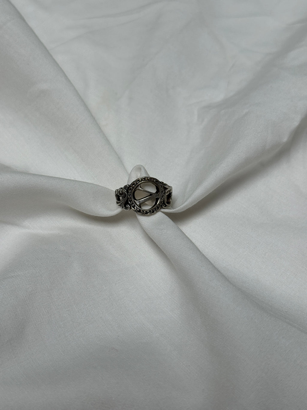 Bague argentée//Lettre V