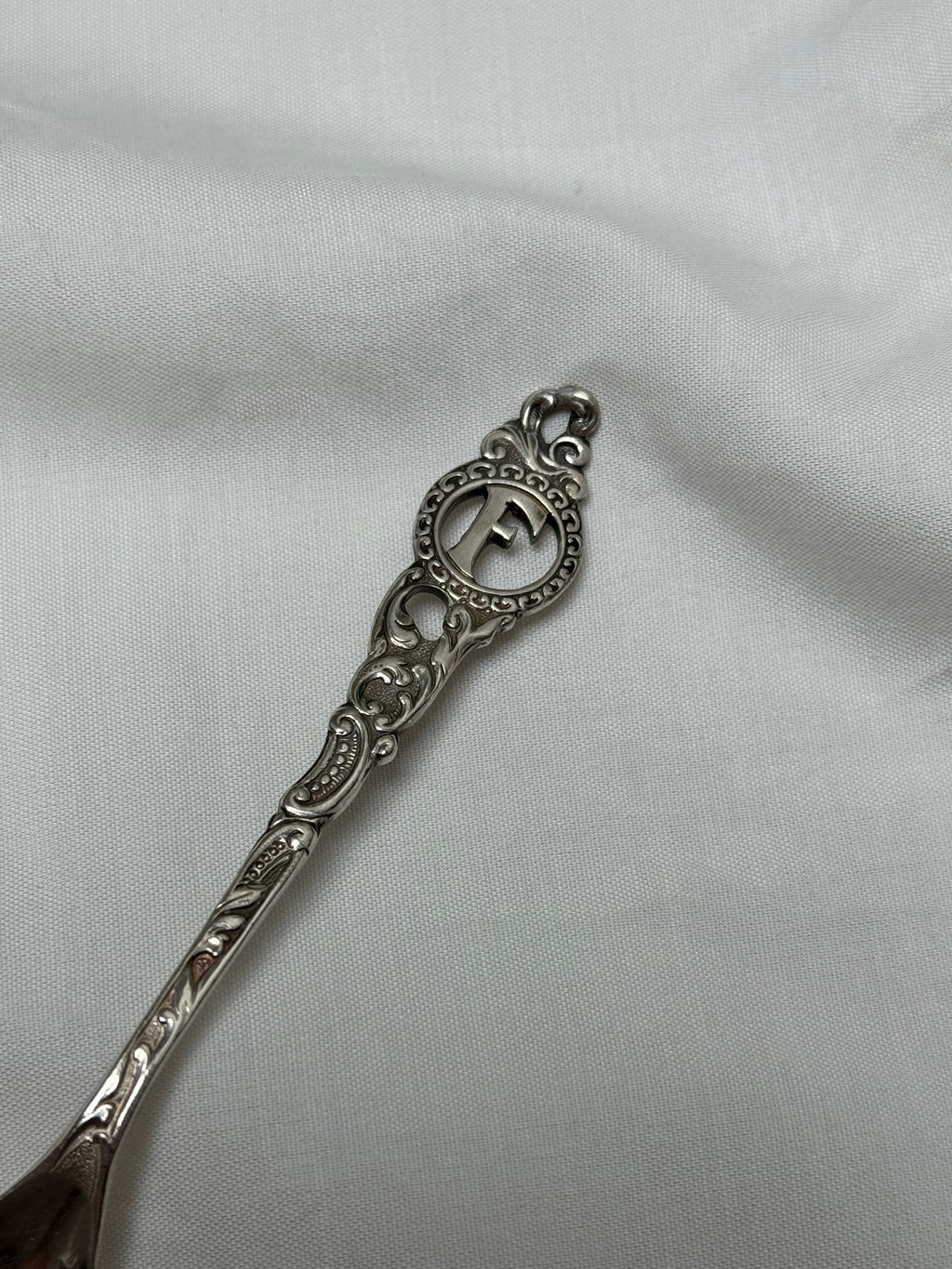 Bague argentée//Lettre F