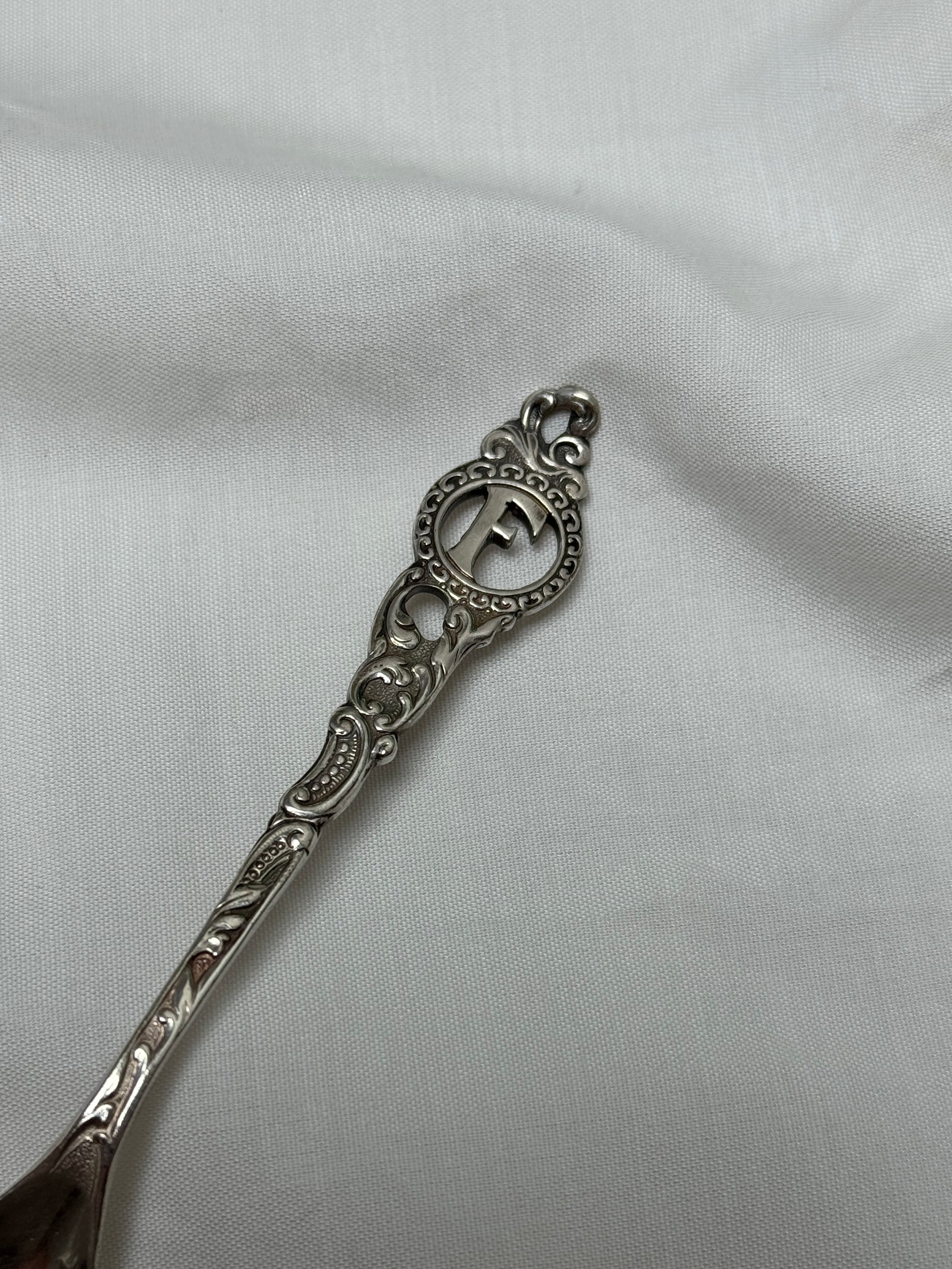 Bague argentée//Lettre F