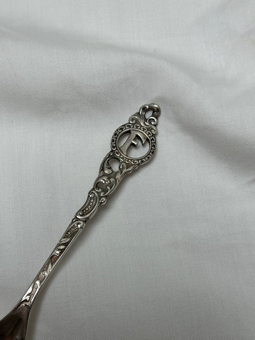 Bague argentée//Lettre F