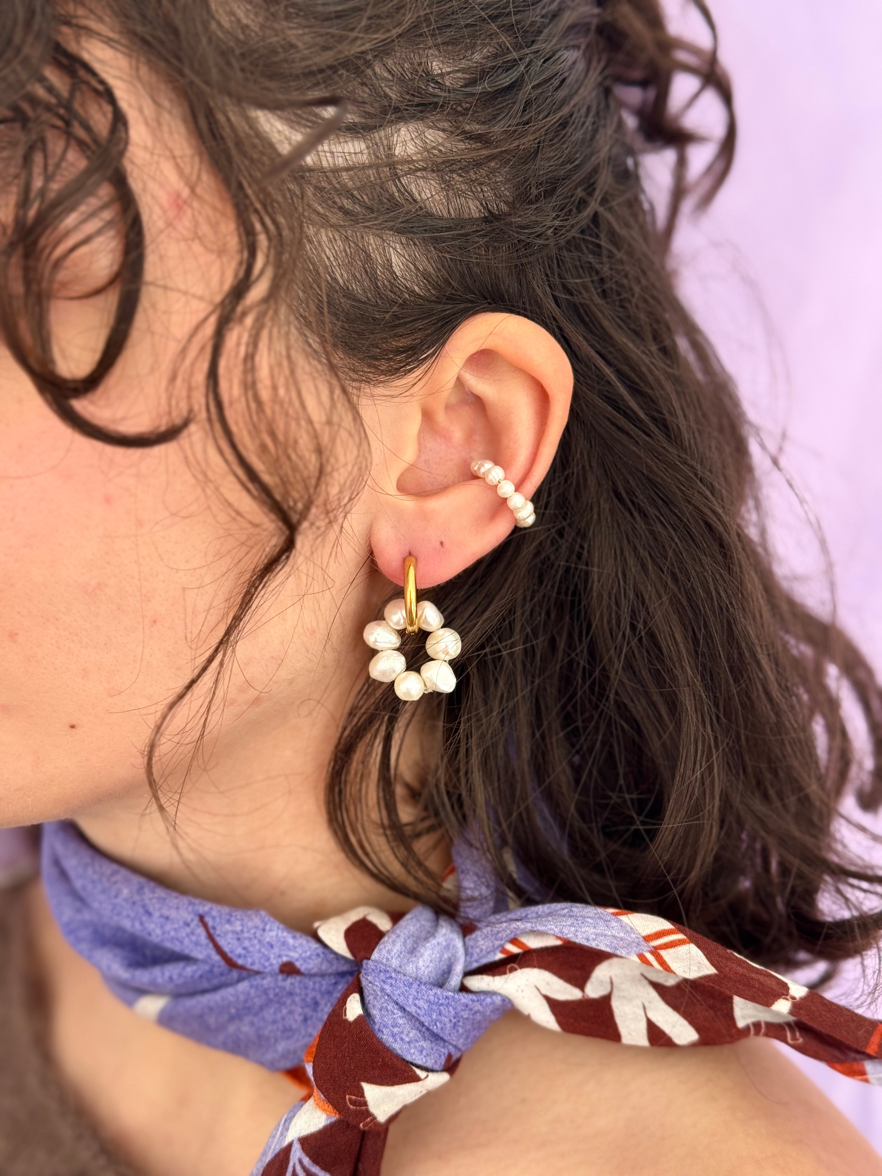 Paire petites créoles dorées & perles d’eau douce