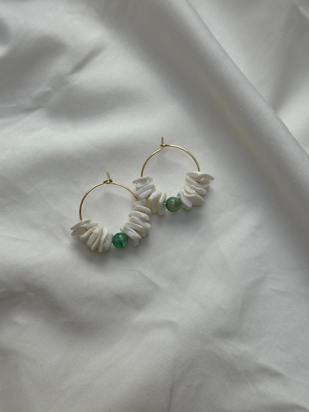Paire grandes créoles coquillages & perles de jaspe vert