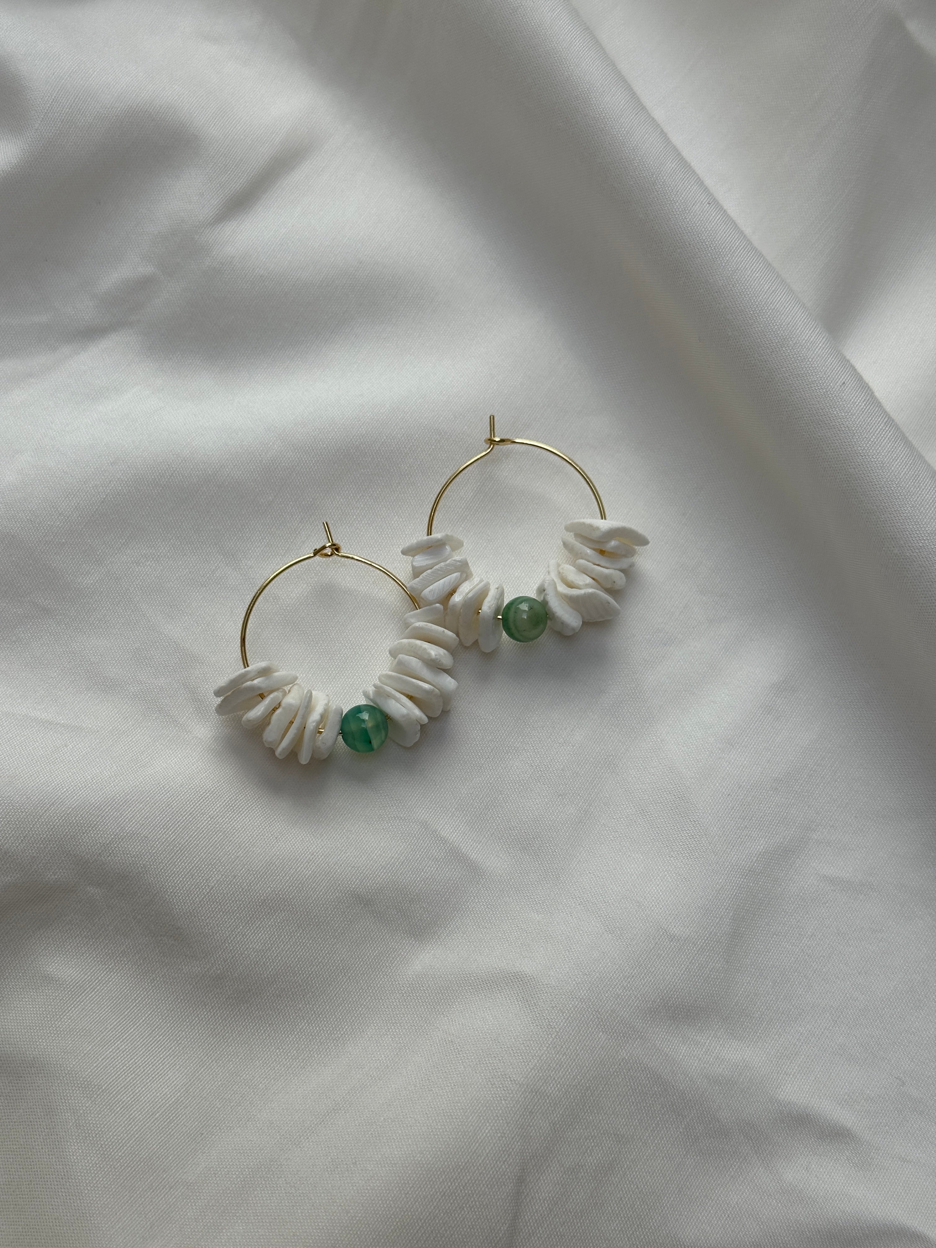 Paire grandes créoles coquillages & perles de jaspe vert