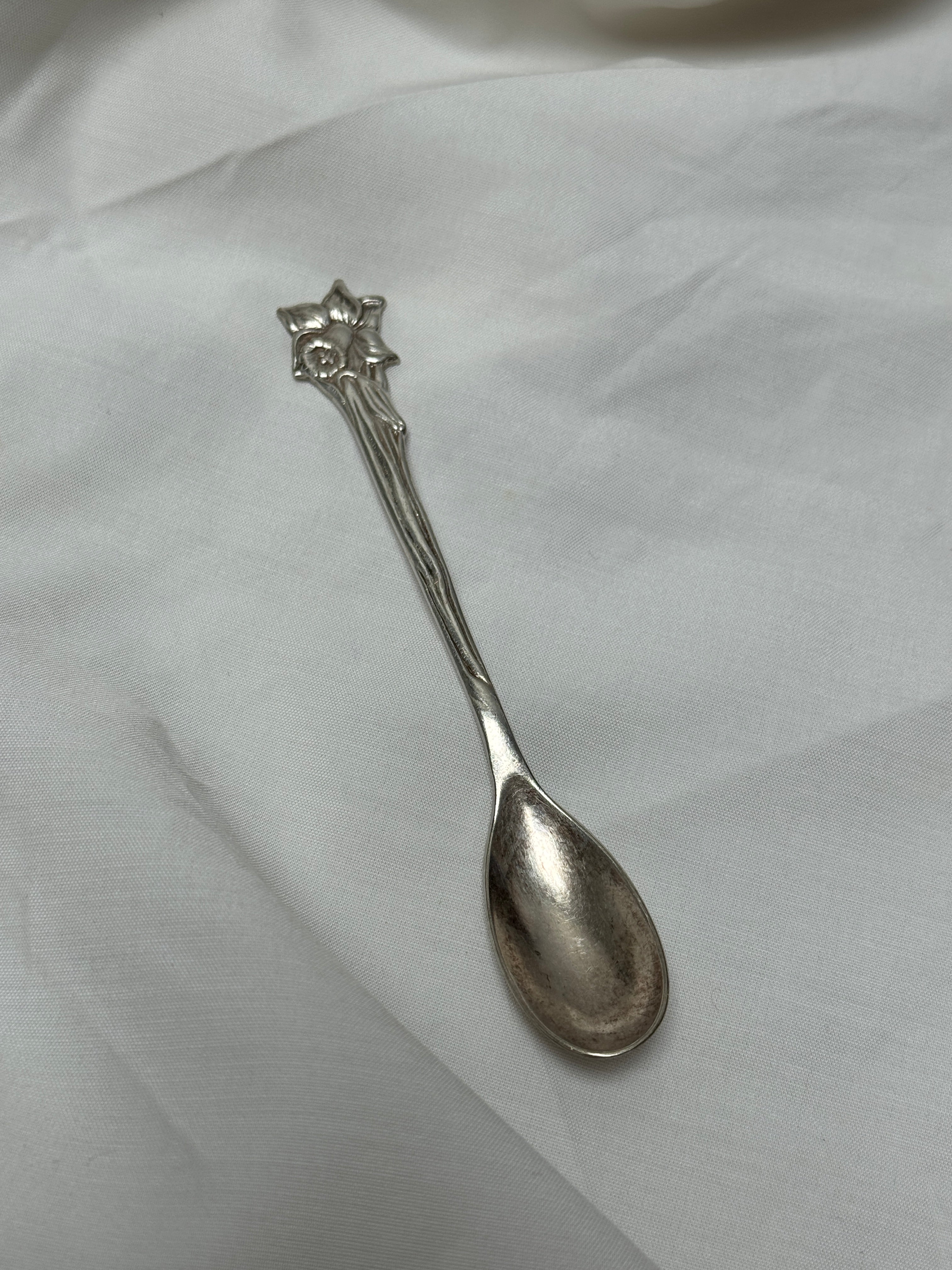 Bague jonquille argentée