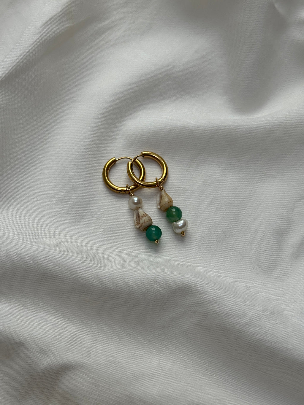 Paire petites créoles dorées coquillages & Jaspe vert #2