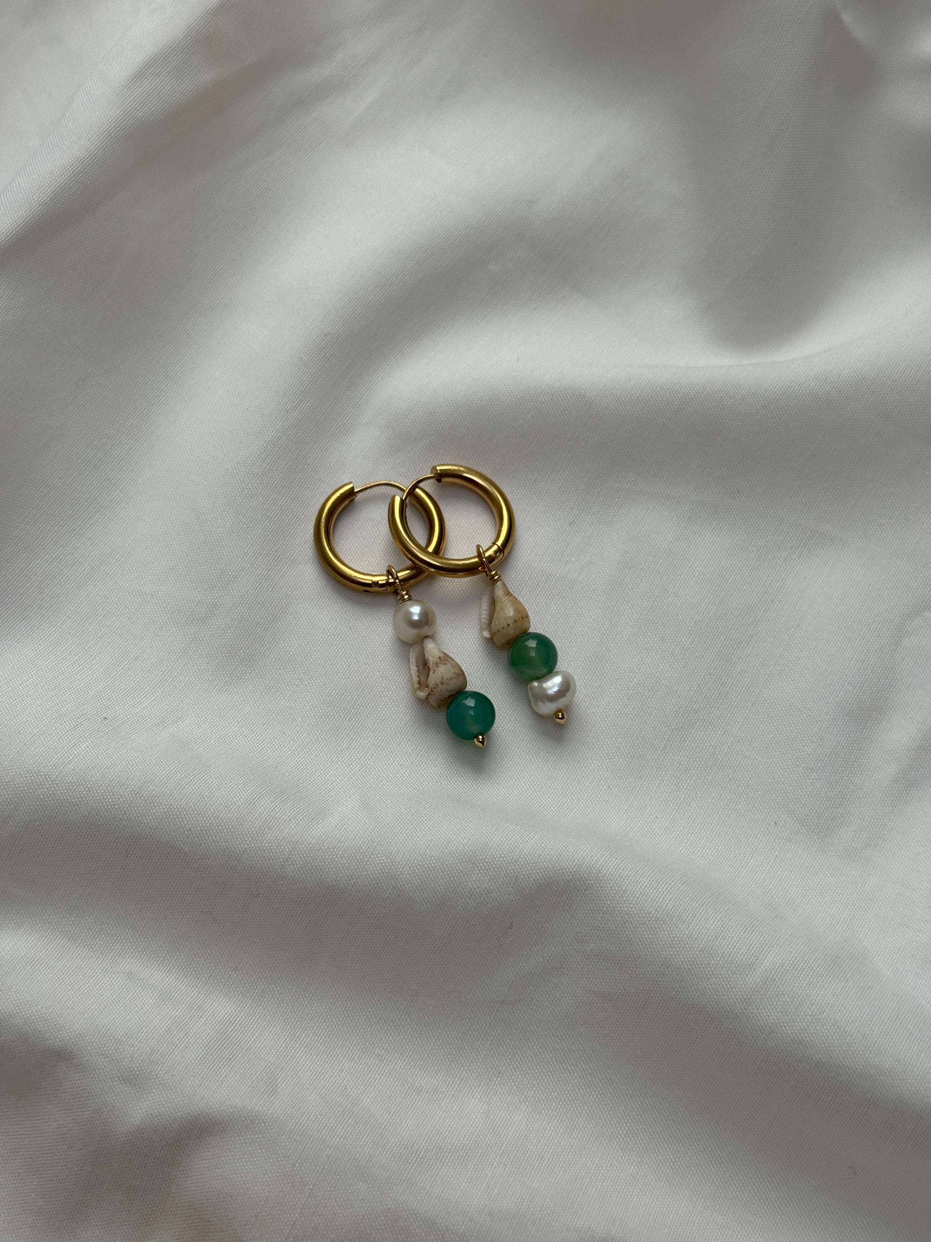 Paire petites créoles dorées coquillages & Jaspe vert #2