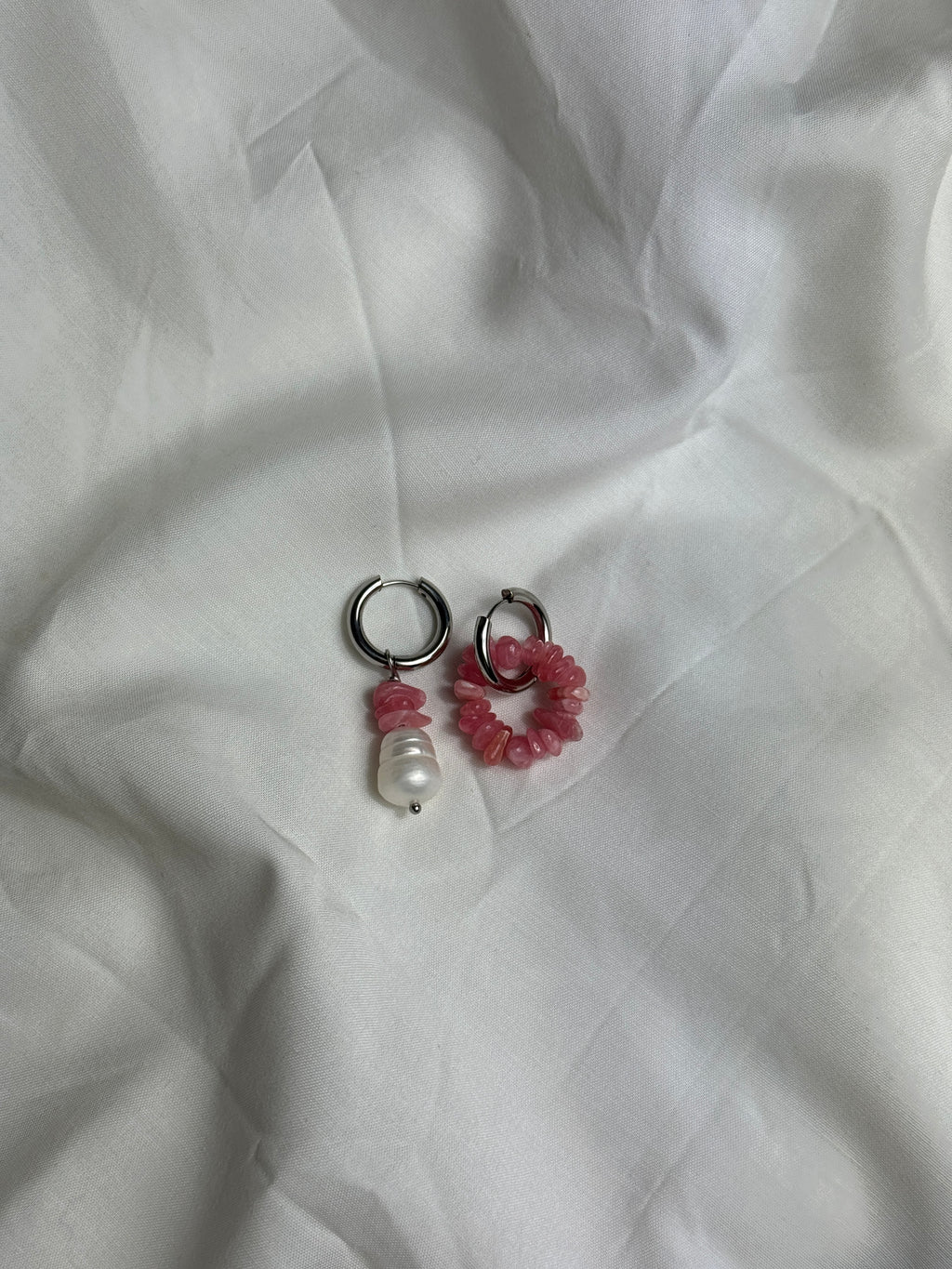 Paire petites créoles argentées & Quartz rose