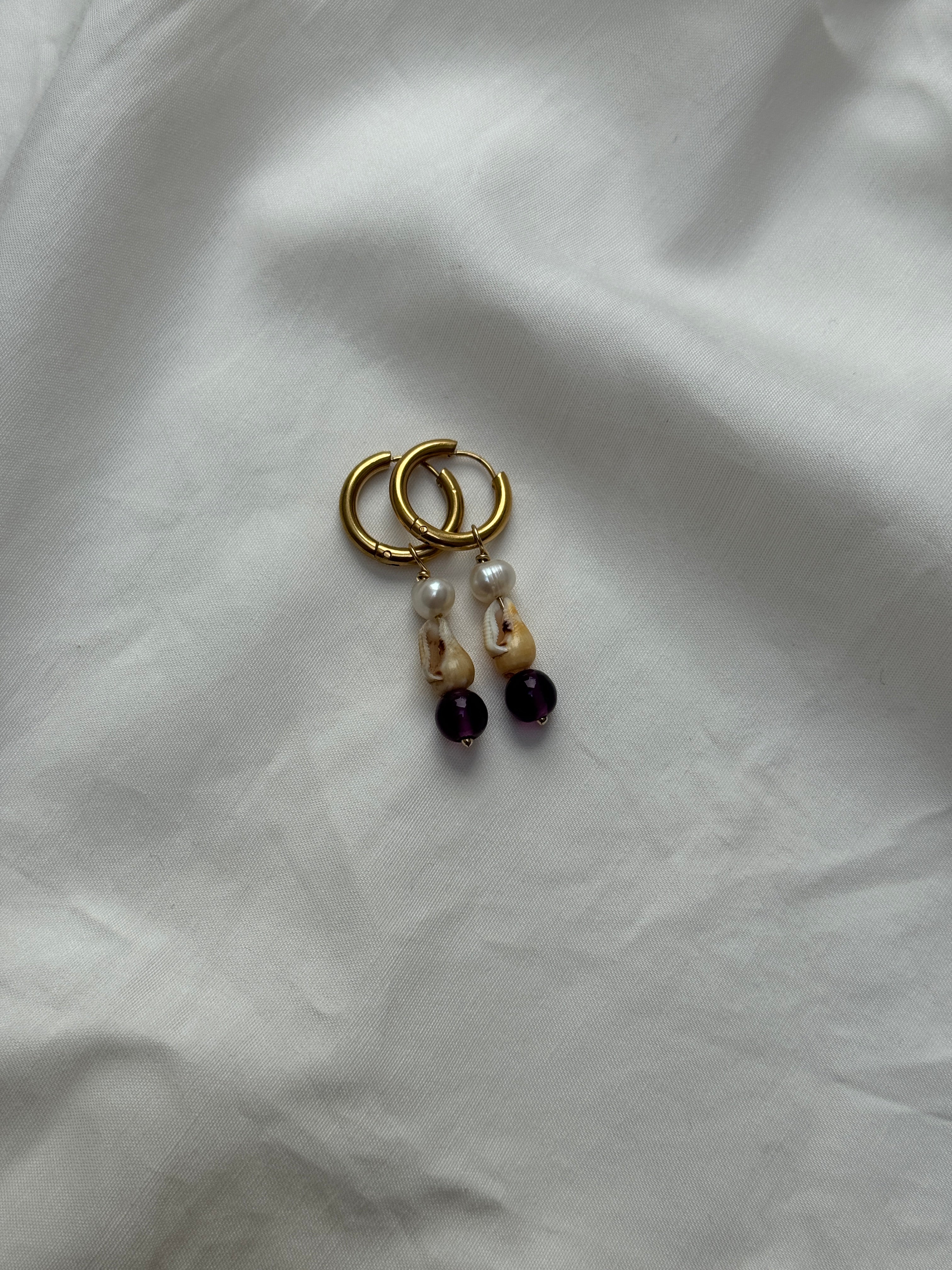 Paire petites créoles dorées coquillages & Améthyste #2